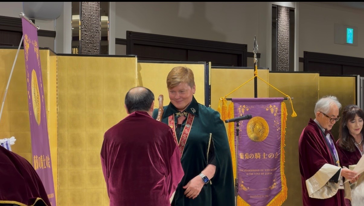 A magyar delegáció egyik tagjának ünnepélyes avatása a japán borrendbe A magyar delegáció egyik tagjának ünnepélyes avatása a japán borrendbe