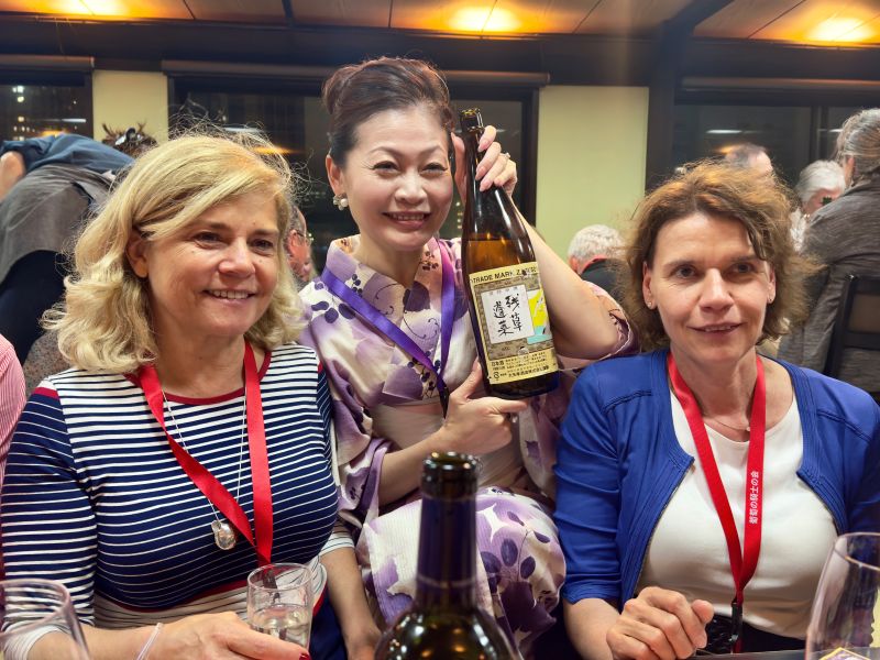 A magyar delegáció tagjai japán vendéglátójukkal a hajós vacsorán A magyar delegáció tagjai japán vendéglátójukkal a hajós vacsorán